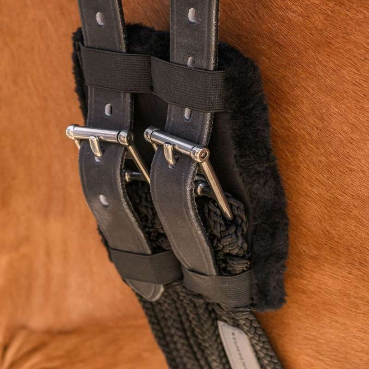 Spänneskydd för Dressyrgjord Faux Fur Svart i gruppen Hästutrustning / Sadelgjordar / Dressyrgjordar hos Horseonline AB (1908401BA)