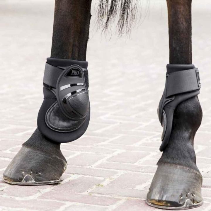 Bakskydd med kappa Carbon V22 Svart i gruppen Hästutrustning / Benskydd & Benlindor / Bakbensskydd hos Horseonline AB (334815Sv_r)