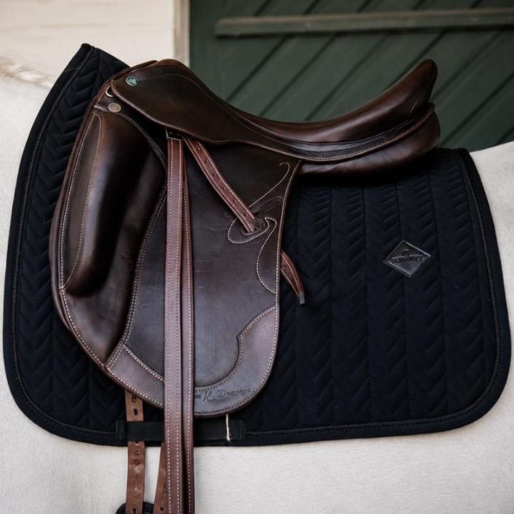 Dressyrschabrak Fishbone Svart i gruppen Hästutrustning / Schabrak / Dressyrschabrak hos Horseonline AB (4257401DRBA_r)