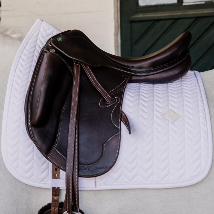 Dressyrschabrak Fishbone Vit i gruppen Hästutrustning / Schabrak / Dressyrschabrak hos Horseonline AB (4257402DRWH_r)