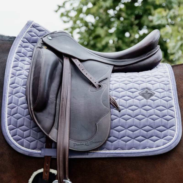 Dressyrschabrak Velvet Lila i gruppen Hästutrustning / Schabrak / Dressyrschabrak hos Horseonline AB (4257975DRPU_r)