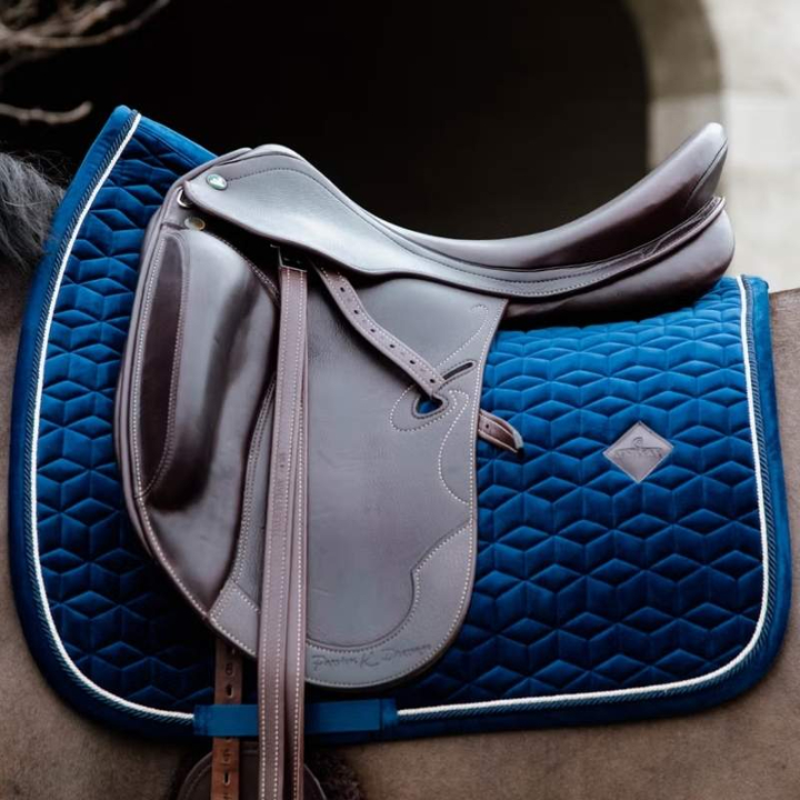 Dressyrschabrak Basic Velvet Marinblå i gruppen Hästutrustning / Schabrak / Dressyrschabrak hos Horseonline AB (42589DrMa_r)