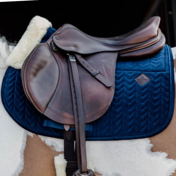 Schabrak Skin Friendly Velvet Marinblå i gruppen Hästutrustning / Schabrak / Allround-, hoppschabrak hos Horseonline AB (4270603SJNA_r)