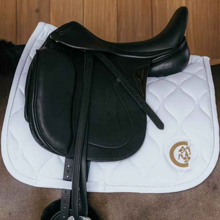 Dressyrschabrak Wave 3D Logo Vit i gruppen Hästutrustning / Schabrak / Dressyrschabrak hos Horseonline AB (4271802DRWH_r)