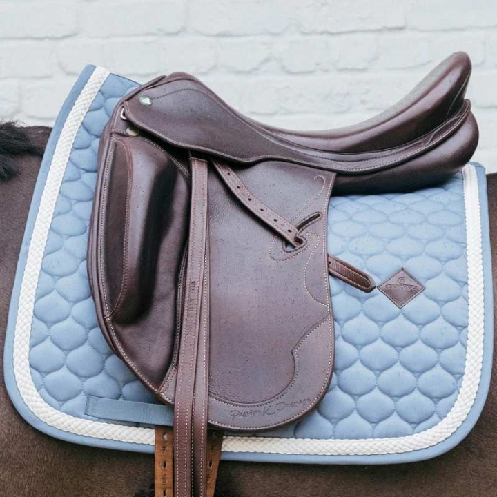 Dressyrschabrak Plaited Cord Ljusblå i gruppen Hästutrustning / Schabrak / Dressyrschabrak hos Horseonline AB (4272261DRLBL_r)