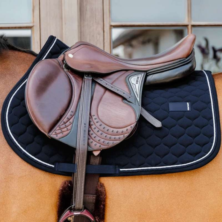 Schabrak Onion Quilt Rubber Logo Marinblå i gruppen Hästutrustning / Schabrak / Allround-, hoppschabrak hos Horseonline AB (4272703SJNA_r)
