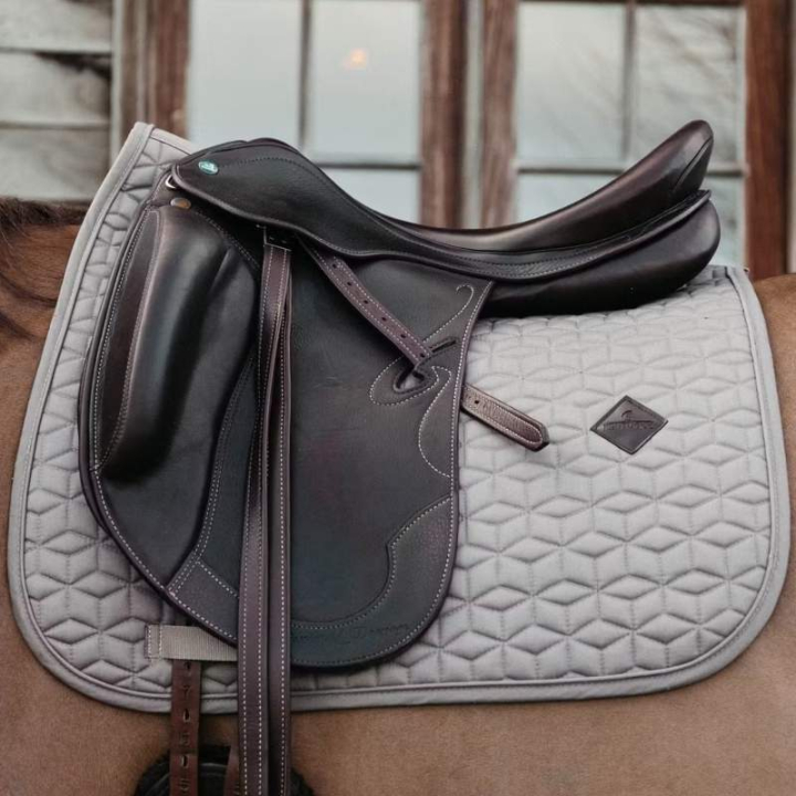 Dressyrschabrak Classic Beige i gruppen Hästutrustning / Schabrak / Dressyrschabrak hos Horseonline AB (42803DrBe_r)