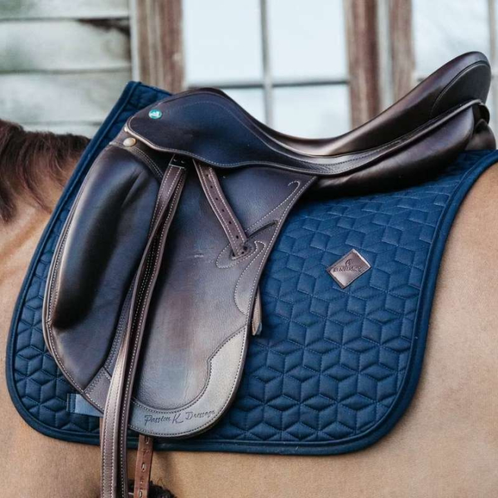 Dressyrschabrak Classic Marinblå i gruppen Hästutrustning / Schabrak / Dressyrschabrak hos Horseonline AB (42803DrMa_r)