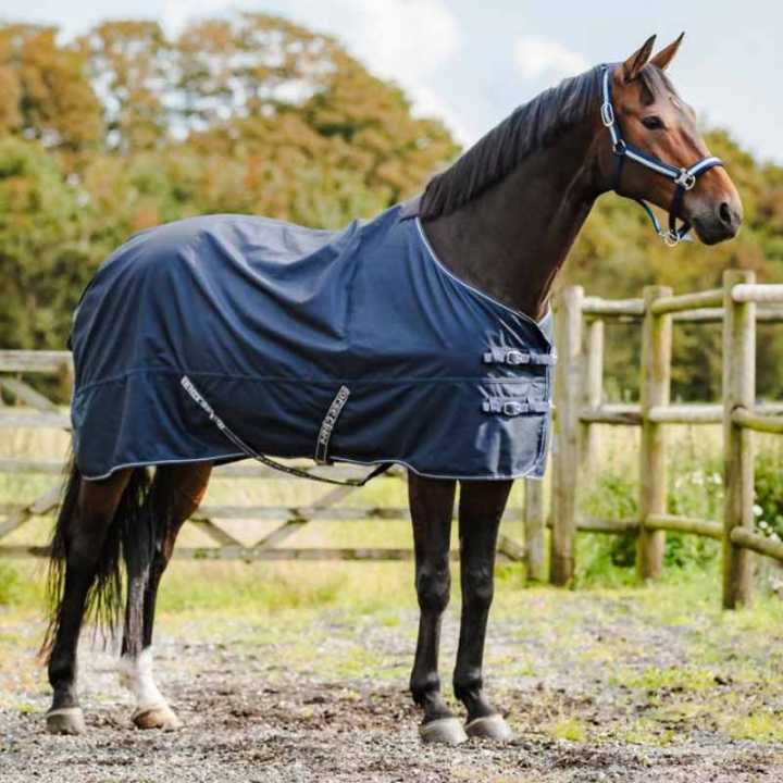 Vintertäcke Landon 1200D 200g HG Marinblå i gruppen Hästtäcken / Utetäcken / Vintertäcken hos Horseonline AB (504231514NA)