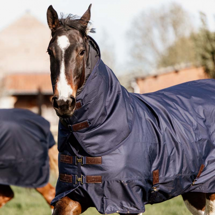 Utetäcke med hals All Weather Quick Dry Fleece 150g Marinblå i gruppen Hästtäcken / Utetäcken / Övergångstäcken hos Horseonline AB (52180NA_r)