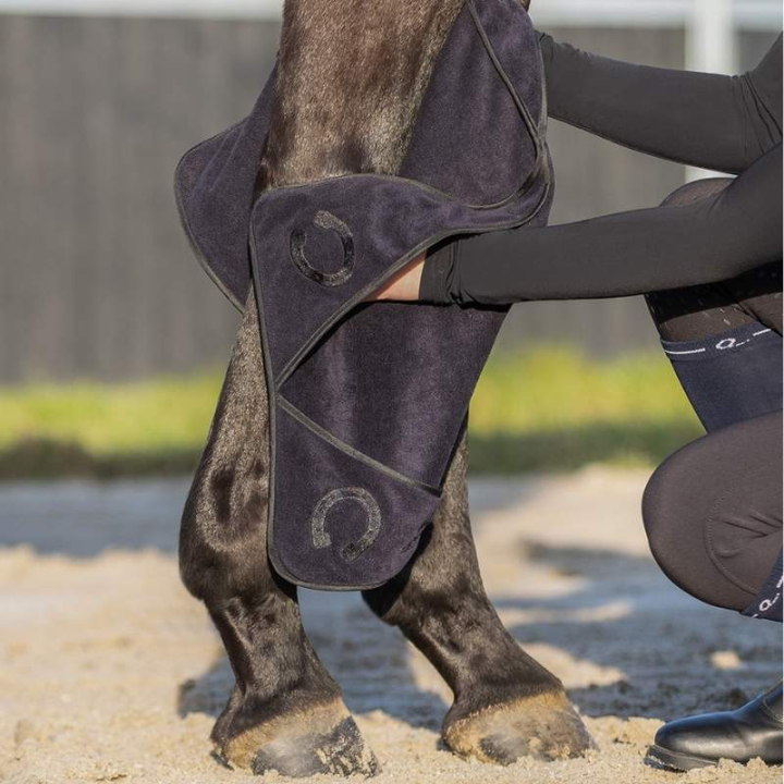 Handduk Hands-in 65x35cm Svart i gruppen Hästutrustning / Tillbehör hos Horseonline AB (5746ZWMBA)