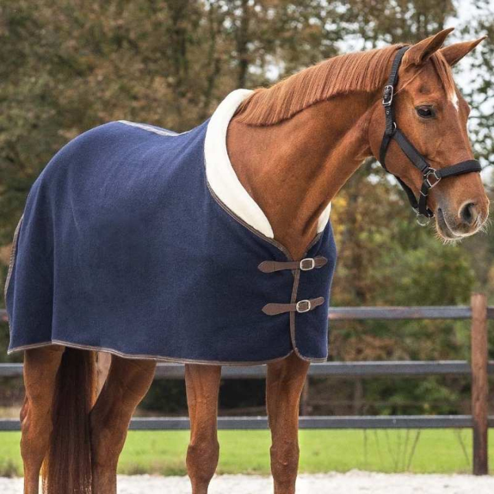 Ulltäcke Deluxe Marinblå i gruppen Hästtäcken / Tävlings- & Transporttäcken hos Horseonline AB (6363NA165NA_r)