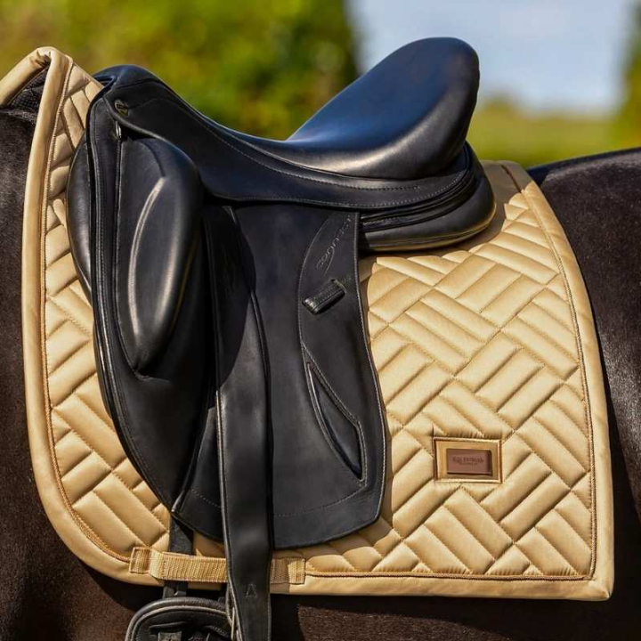 Dressyrschabrak ES Modern Midsummer Glow i gruppen Hästutrustning / Schabrak / Dressyrschabrak hos Horseonline AB (734020644258MYE_r)