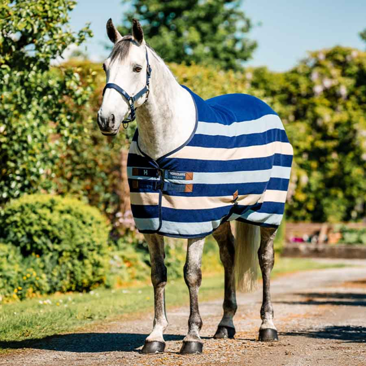 Fleecetäcke Newmarket Cooler Witney Navy i gruppen Hästtäcken / Fleecetäcken hos Horseonline AB (ACHFBNVRKWNA_r)