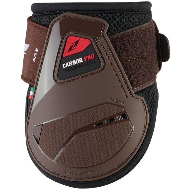Strykkappor Carbon Pro Young Brun i gruppen Hästutrustning / Benskydd & Benlindor / Bakbensskydd hos Horseonline AB (E1217BNSBKBR_r)