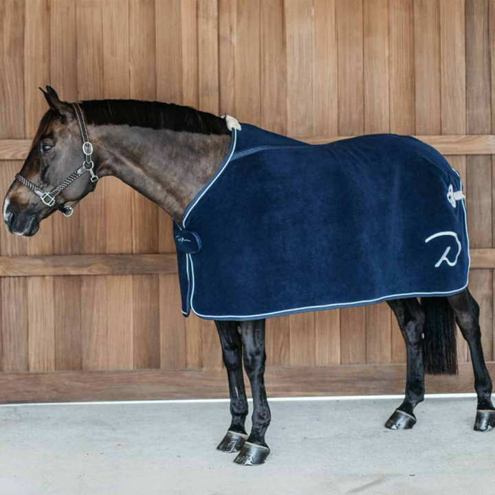 Fleecetäcke Heavy Marinblå i gruppen Hästtäcken / Fleecetäcken hos Horseonline AB (HO21JNA1NA_r)