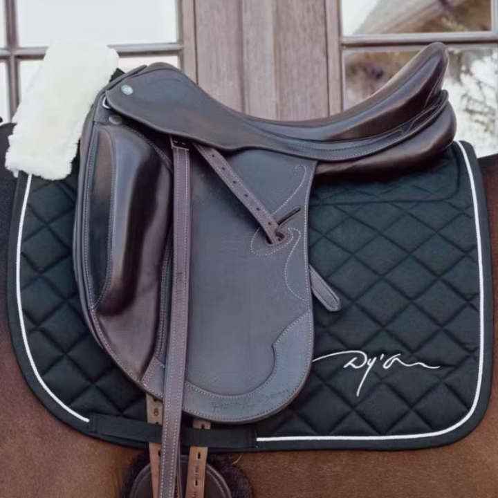 Dressyrschabrak Skin Friendly Vegan Sheepskin Svart i gruppen Hästutrustning / Schabrak / Dressyrschabrak hos Horseonline AB (HO22NBLFBA_r)