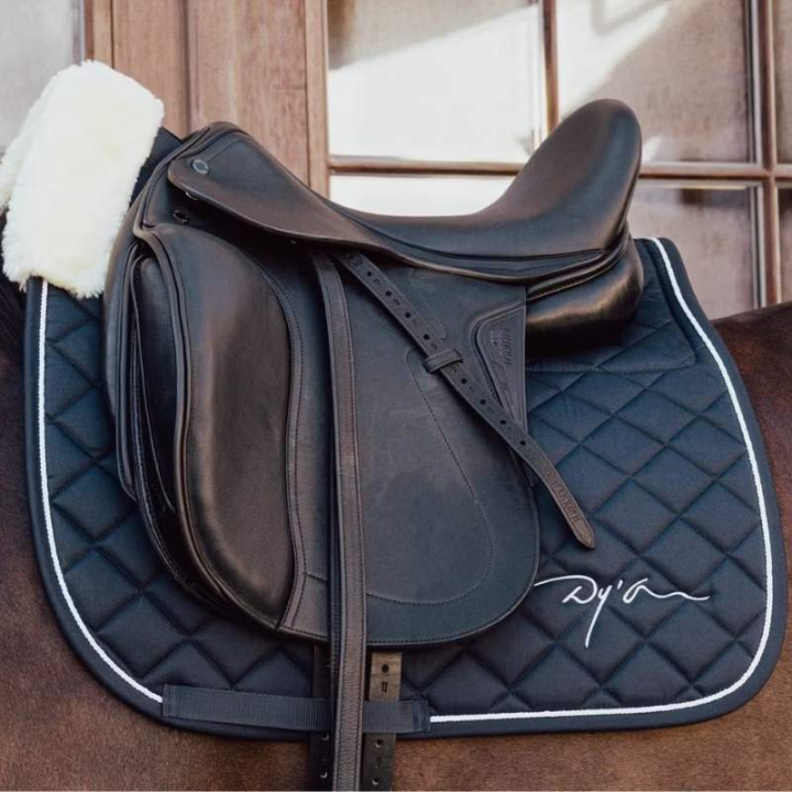Dressyrschabrak Skin Friendly Vegan Sheepskin Marinblå i gruppen Hästutrustning / Schabrak / Dressyrschabrak hos Horseonline AB (HO22NNAFNA_r)