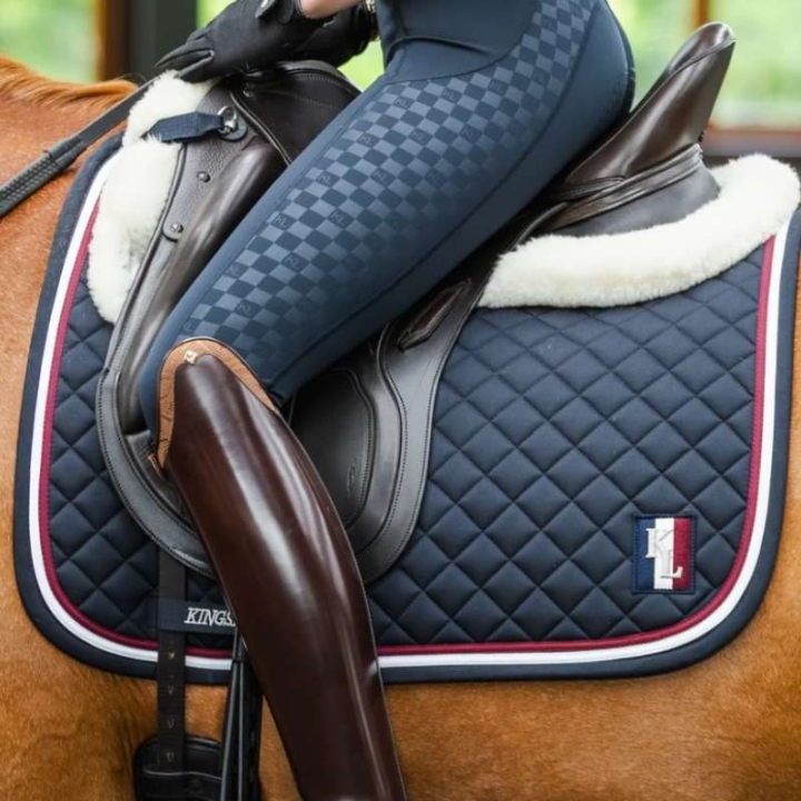 Dressyrschabrak Classic Marinblå i gruppen Hästutrustning / Schabrak / Dressyrschabrak hos Horseonline AB (KLC-HGS-786Ma_r)