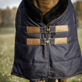 Stalltäcke HS Faux Fur 200g Marinblå Stalltäcke HS Faux Fur 200g Marinblå