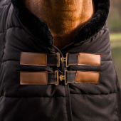 Stalltäcke HS Faux Fur 200g Svart Stalltäcke HS Faux Fur 200g Svart