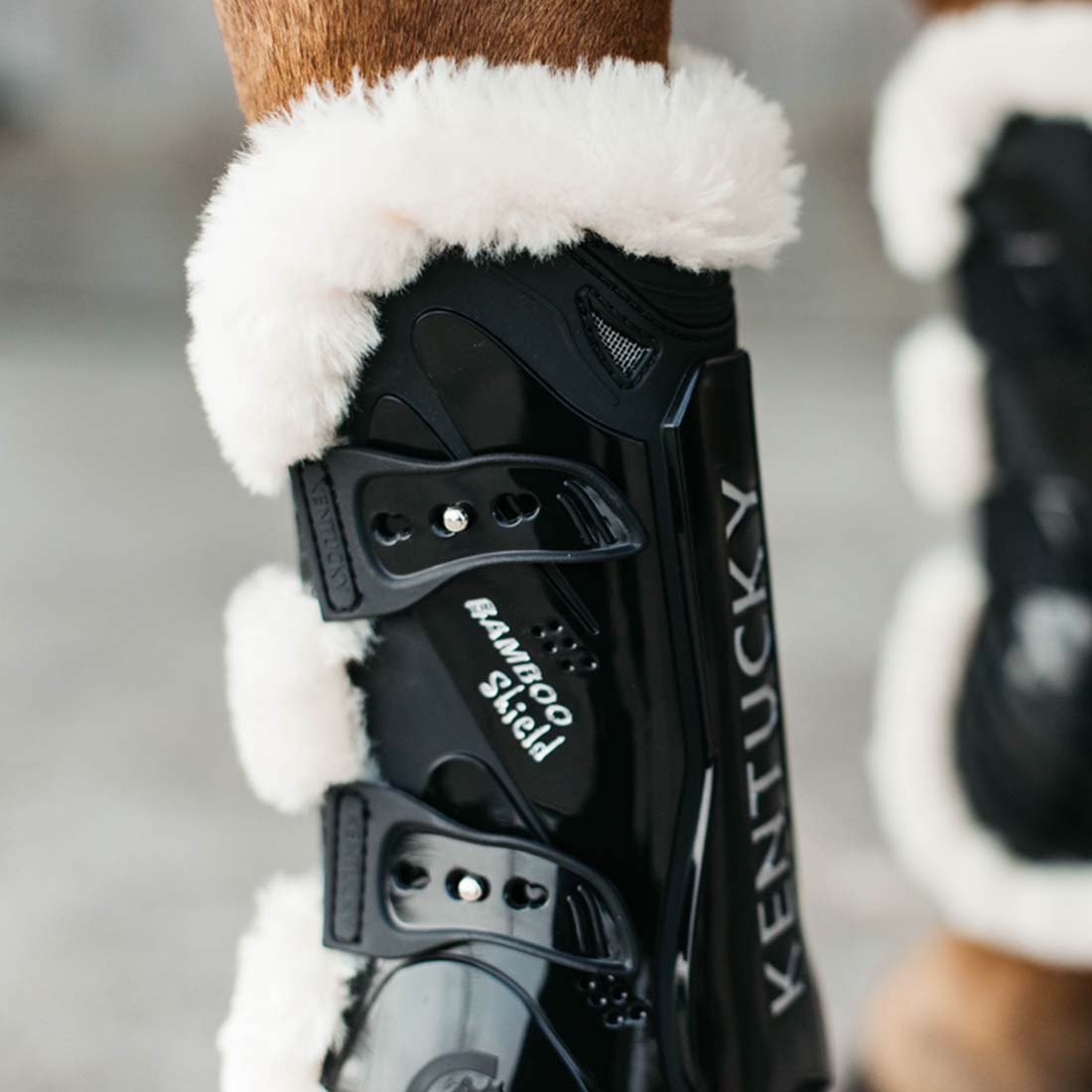 Benskydd Sheepskin Bamboo Shield Svart