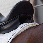 Dressyrschabrak Skin Friendly Vegan Sheepskin Vit Dressyrschabrak Skin Friendly Vegan Sheepskin Vit